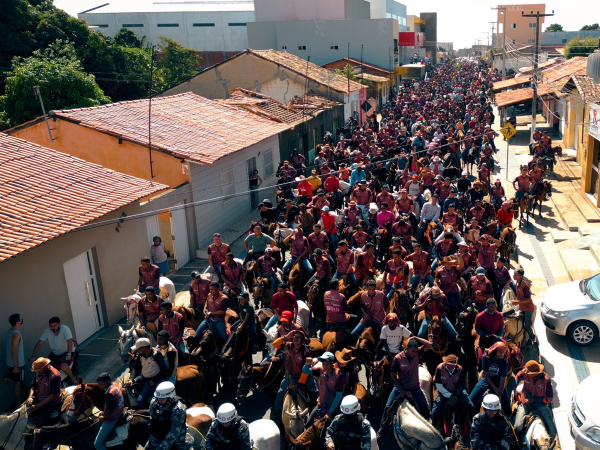 Mega Cavalgada leva cerca de mil vaqueiros às ruas de Água Branca.
