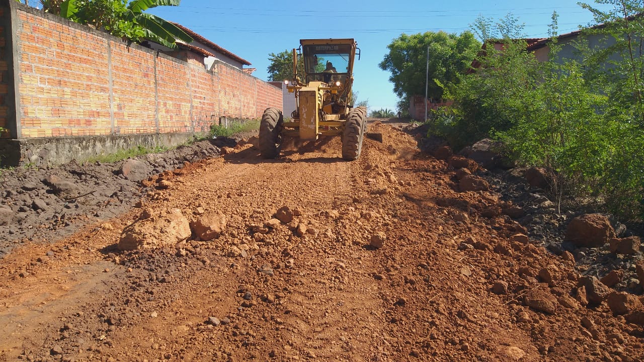 Prefeitura de Esperantina leva melhorias a várias ruas com empiçarramento - Imagem 1