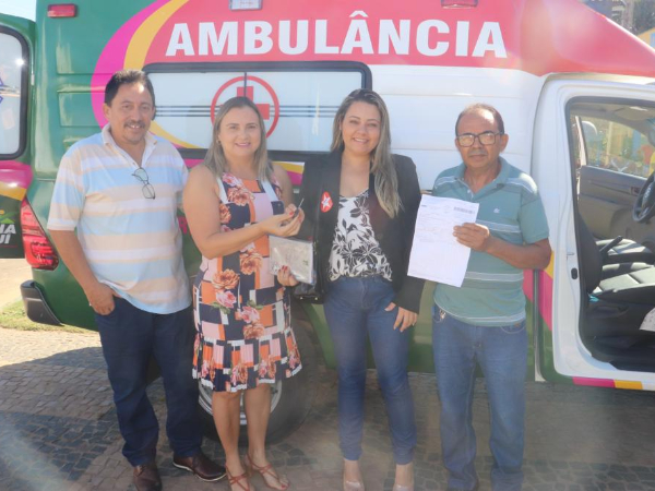 Prefeita Kelly Alencar entrega Nova Ambulância que vai atender a população