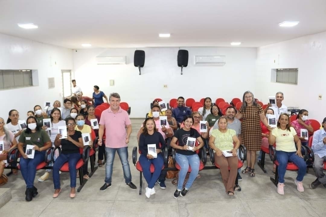 Prefeito João Luiz entrega tablets para Agentes Comunitários de Saúde  