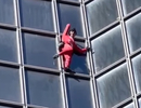 Homem-Aranha celebra 60 anos escalando a torre Tour Total, em Paris