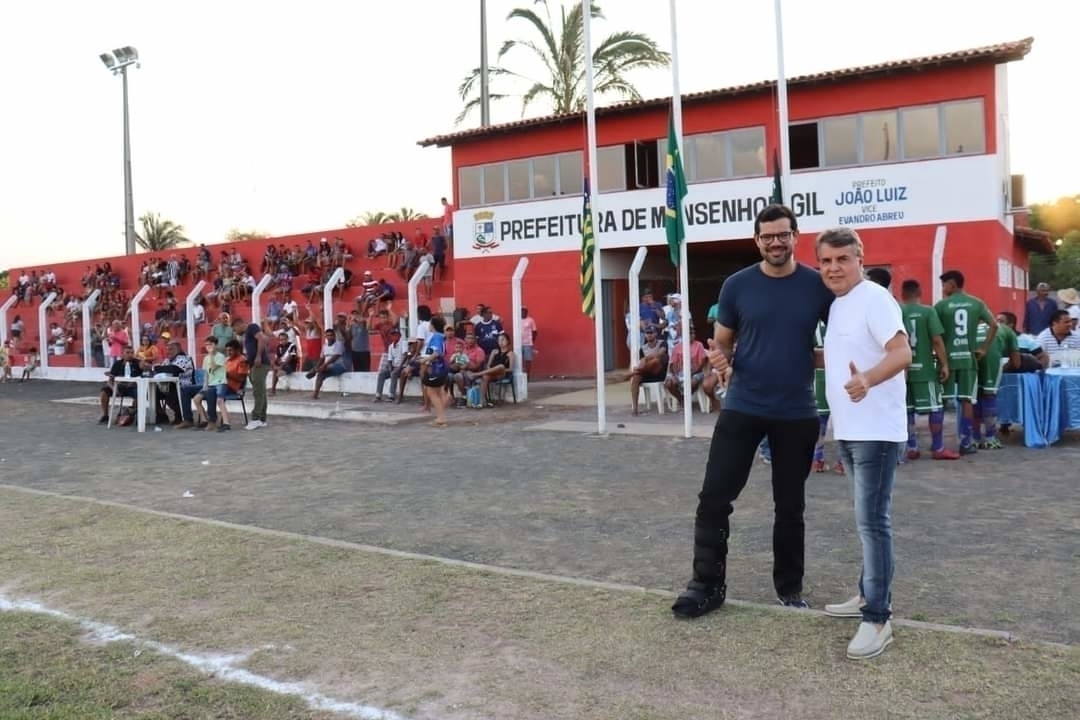 Prefeito João Luiz e vice Evandro Abreu na abertura do Municipal 2022