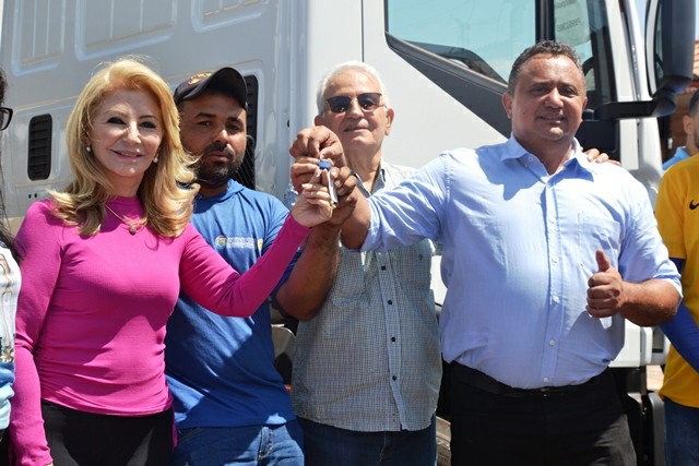 Prefeito Miguel Rodrigues realizando entrega simbólica da chave do caminhão compactador de resíduos
