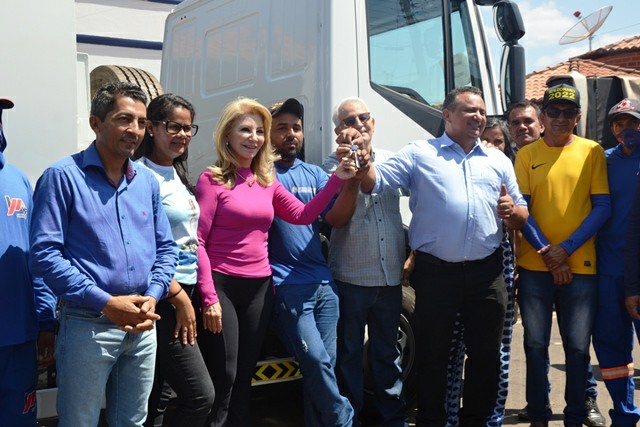 Autoridades acompanham entrega de veículos