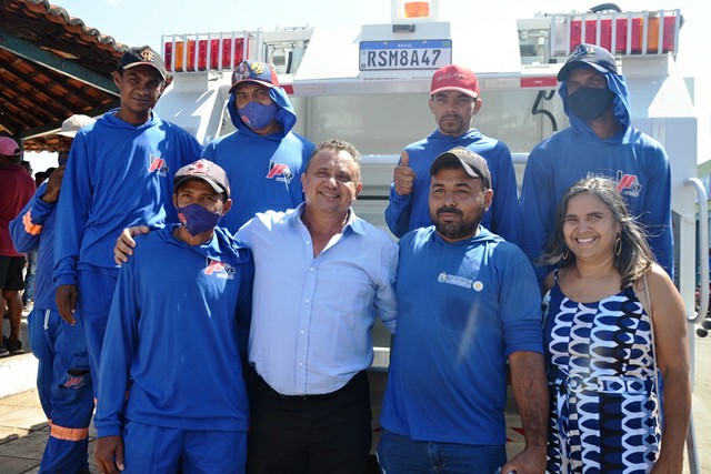 Prefeito Miguel  Rodrigues e primeira-dama, Maria do Socorro com equipe de limpeza