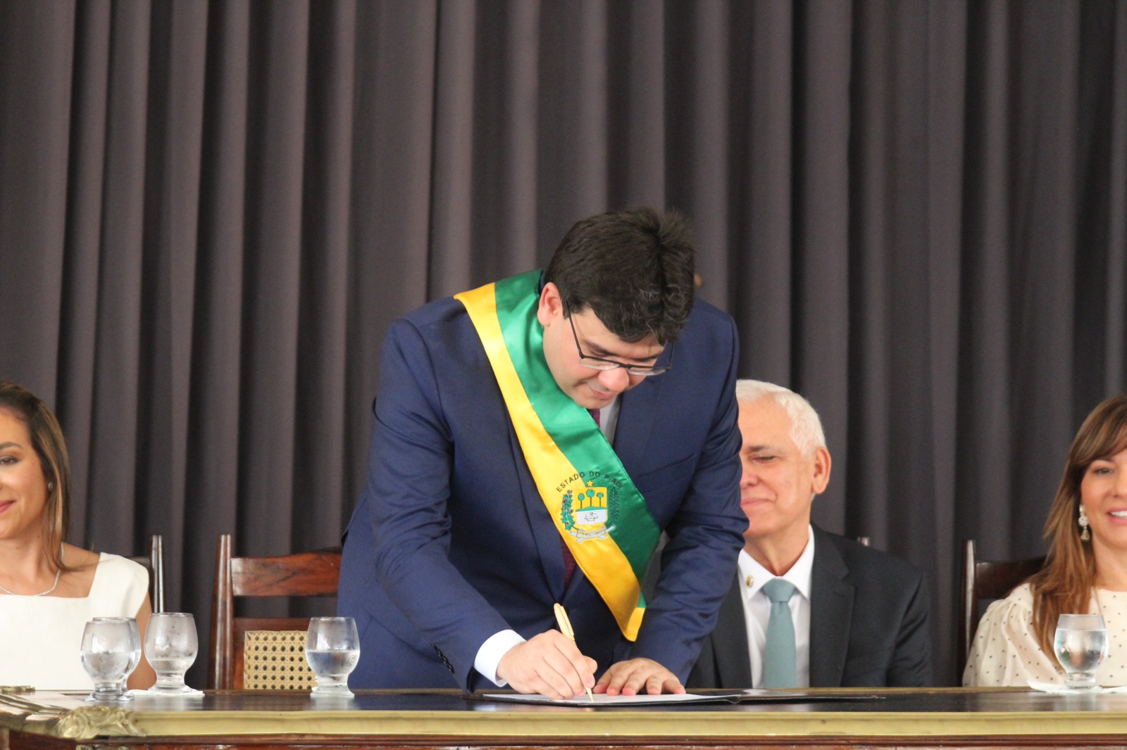 Rafael Fonteles recebe faixa do governo de Regina Sousa (Foto: Raíssa Morais/ Meio Norte)