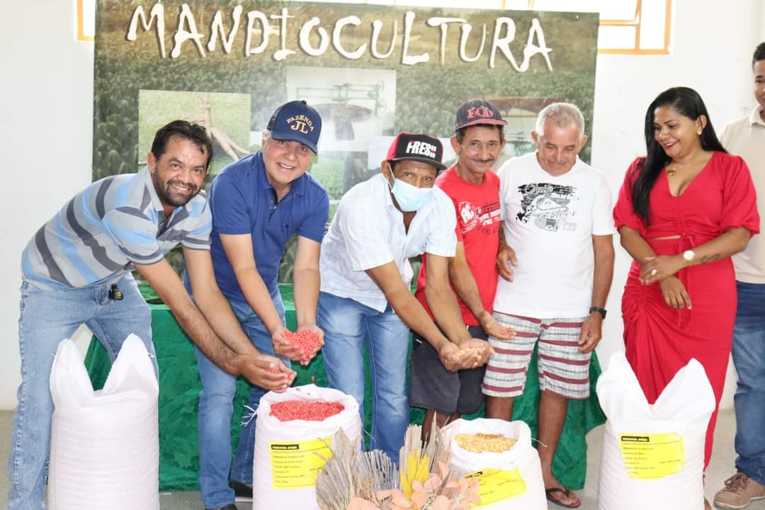 Agricultores de Monsenhor Gil recebem sementes da prefeitura municipal  - Imagem 7