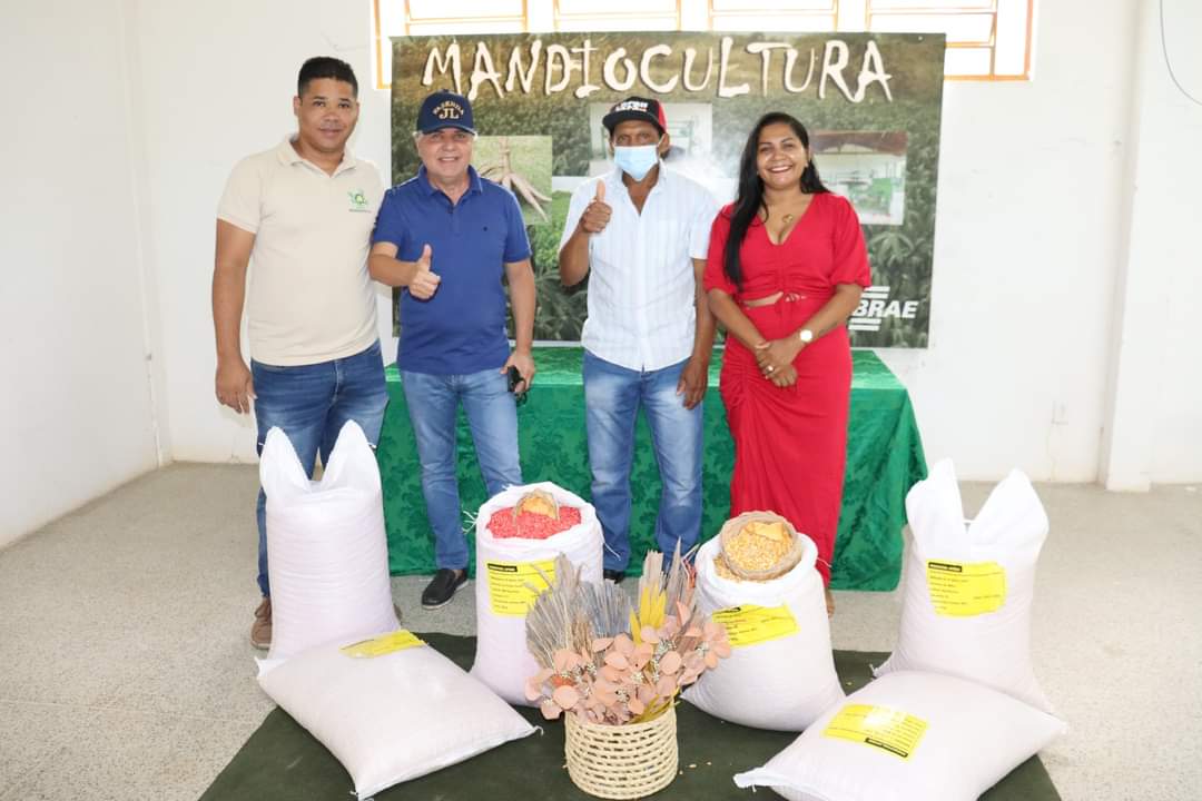 Agricultores de Monsenhor Gil recebem sementes da prefeitura municipal  - Imagem 1