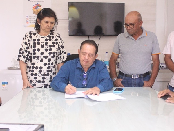 Dr. Wagner Coelho assina ordem de serviço para construção de nova PMU