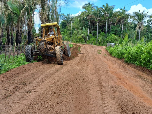 Prefeitura realiza recuperação de estrada na comunidade Várzea