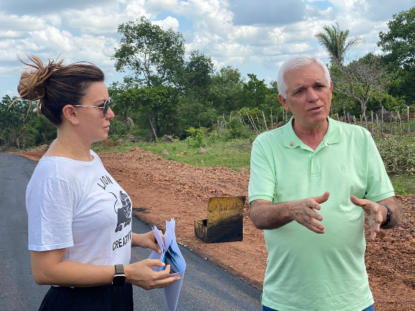 Prefeita Ivanária visita construção de avenida em Esperantina
