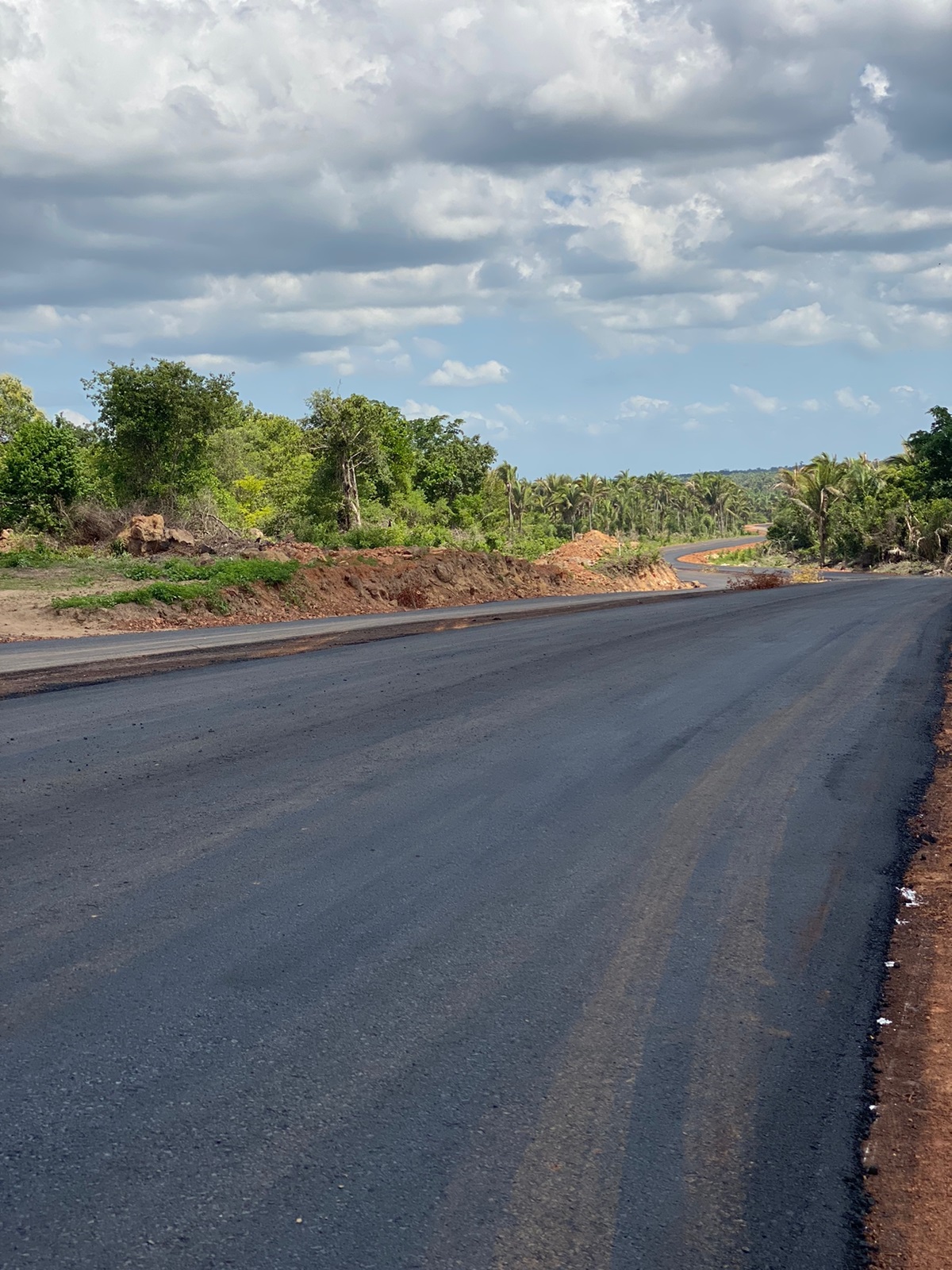 Prefeita Ivanária visita construção de avenida em Esperantina - Imagem 1