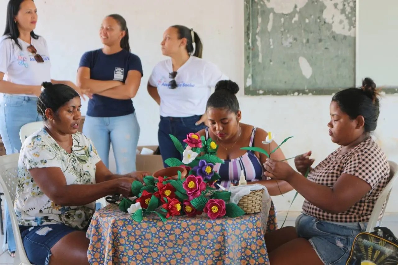 Oeiras: Curso de flores artesanais oportuniza geração de renda no Fomento  - Imagem 2