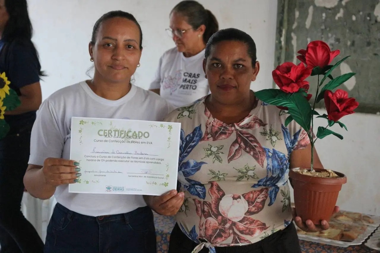 Oeiras: Curso de flores artesanais oportuniza geração de renda no Fomento  - Imagem 3