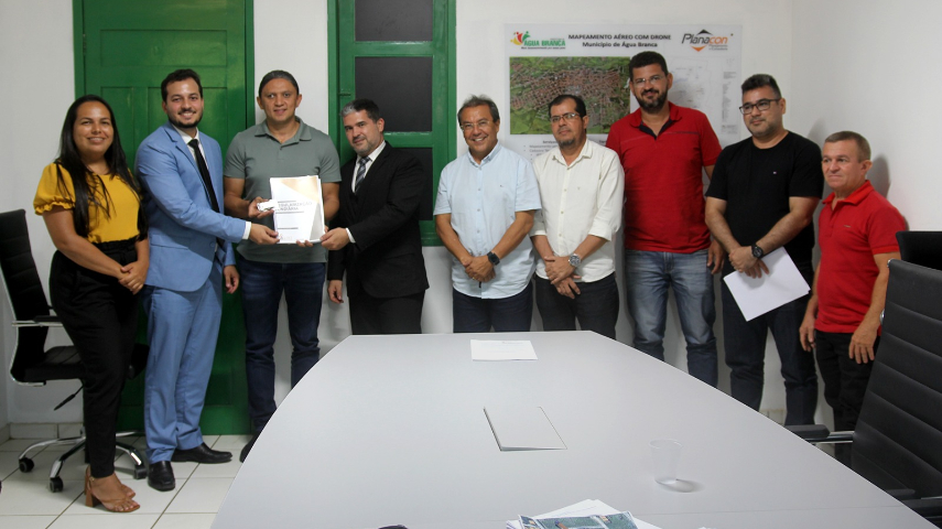 Prefeito recebe projeto de Regularização Fundiária do bairro Portelinha