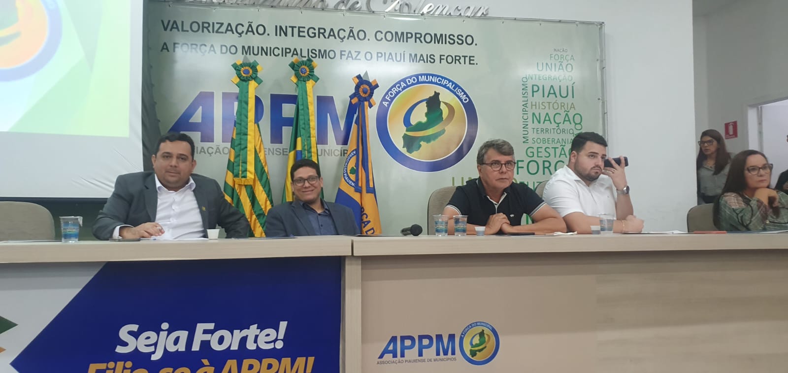 Prefeitos debatem dificuldades em seus Municípios. Monsenhor Gil presente - Imagem 2