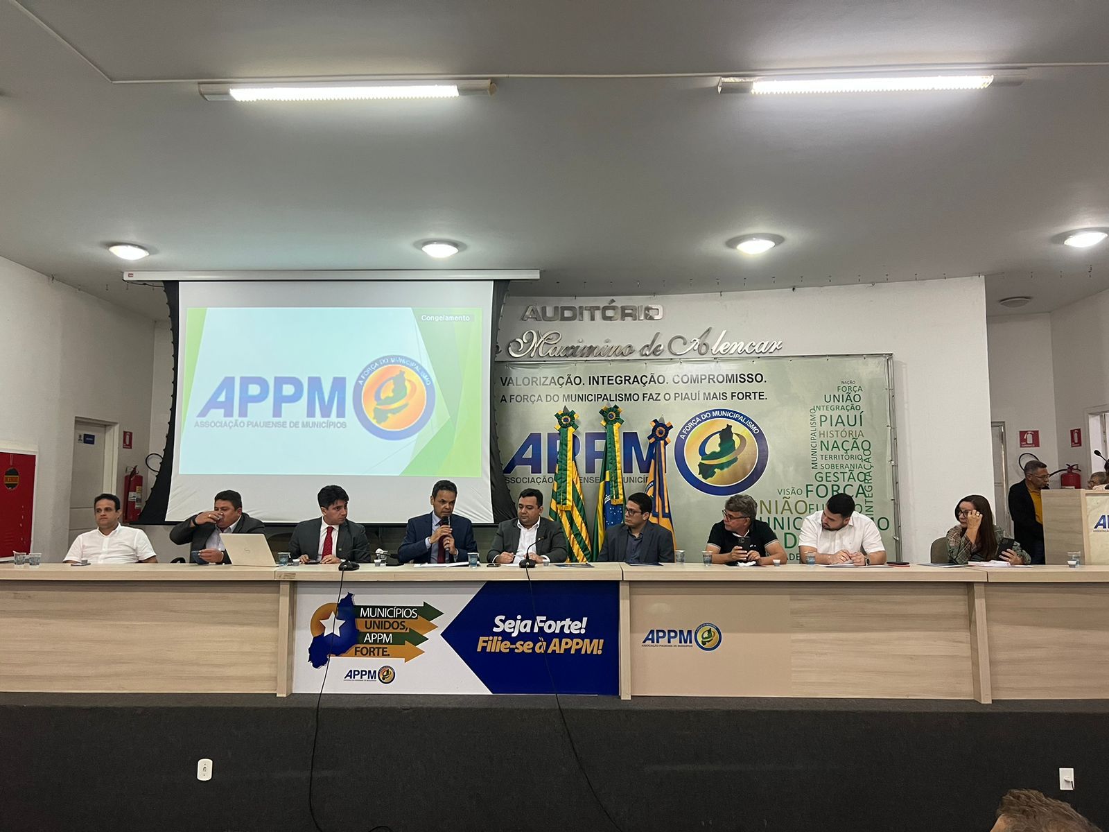 Prefeitos debatem dificuldades em seus Municípios. Monsenhor Gil presente - Imagem 15