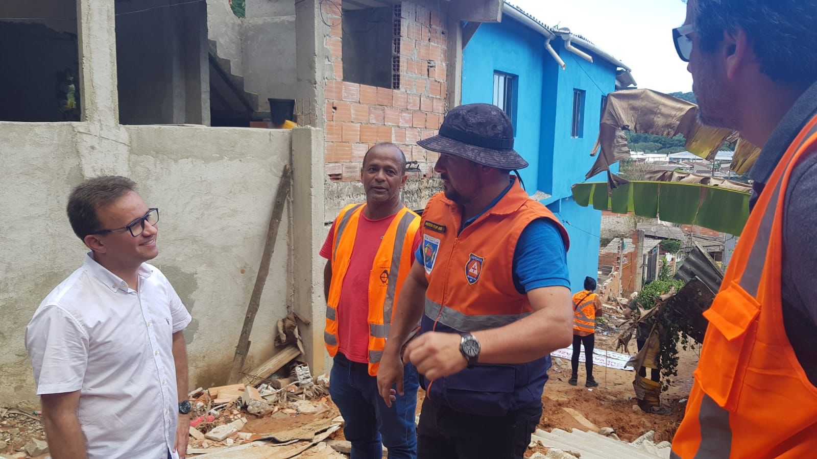 Prefeito Junior Bill visita local da tragédia em São Sebastião - Imagem 4