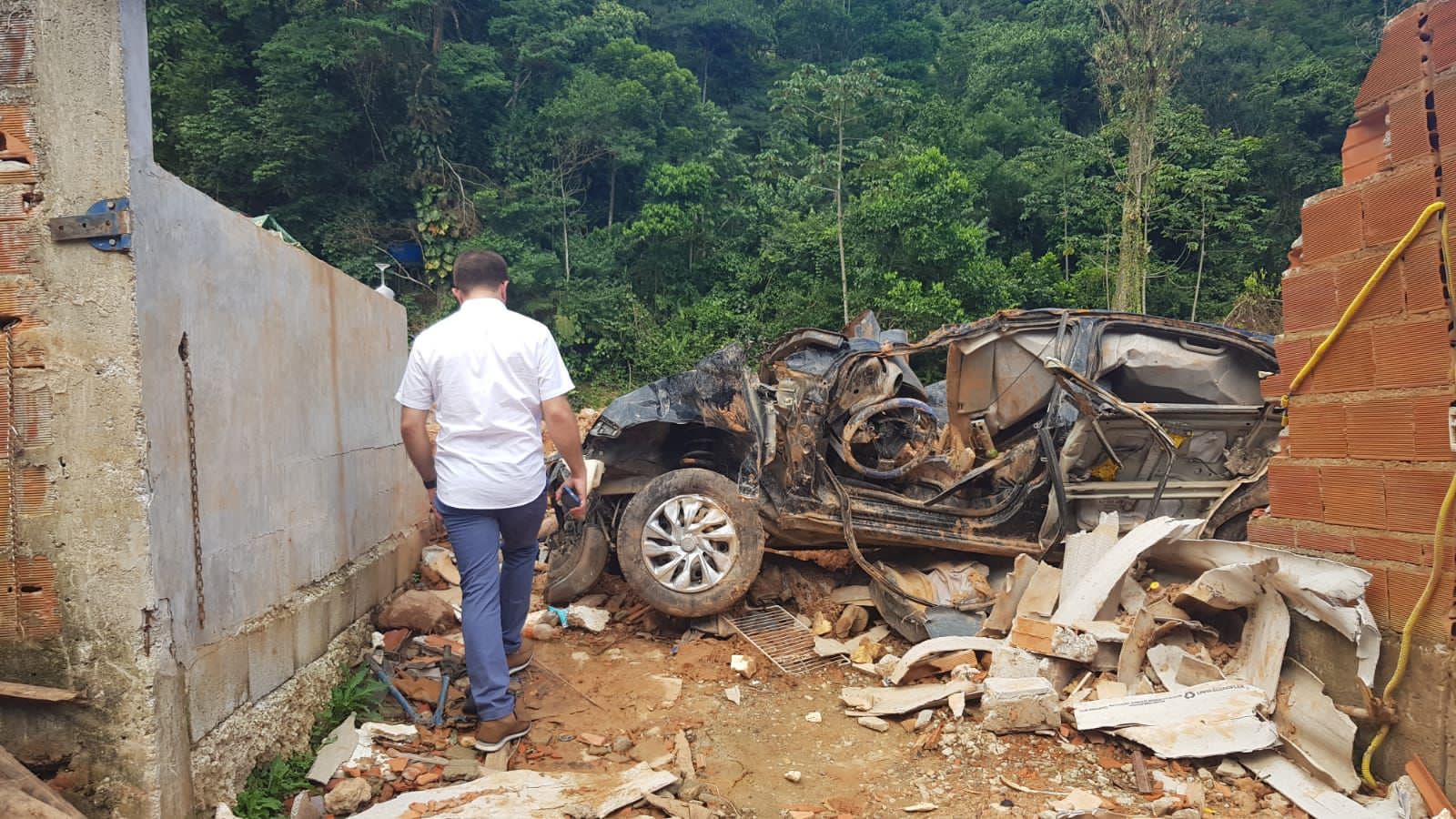Prefeito Junior Bill visita local da tragédia em São Sebastião - Imagem 1