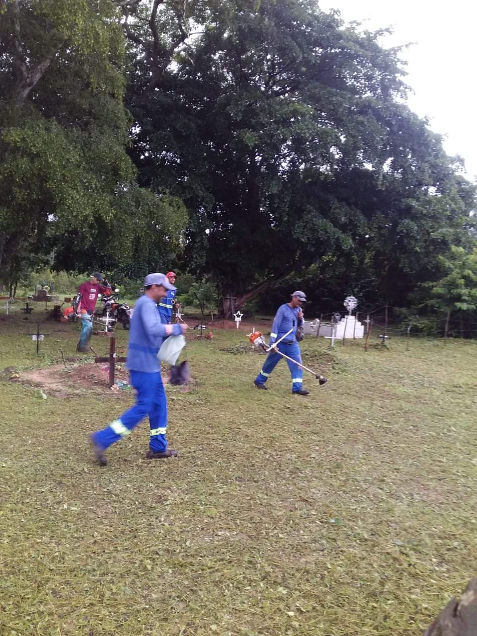 Limpeza de praças, de cemitérios, ruas, cidade limpa em Monsenhor Gil - Imagem 1