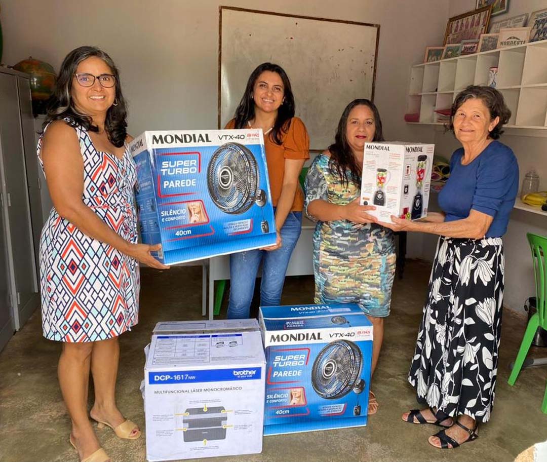 Secretária de Educação Maria do Socorro entrega equipamentos em escolas  - Imagem 8
