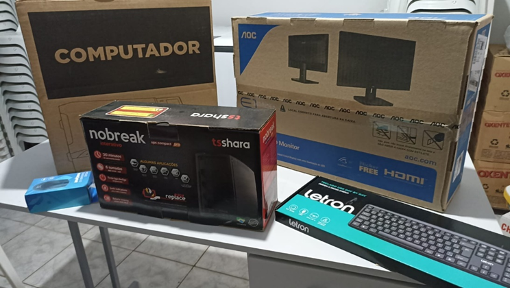 Secretária de Educação Maria do Socorro entrega equipamentos em escolas  - Imagem 14