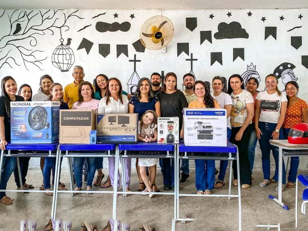 Secretária de Educação Maria do Socorro entrega equipamentos em escolas 