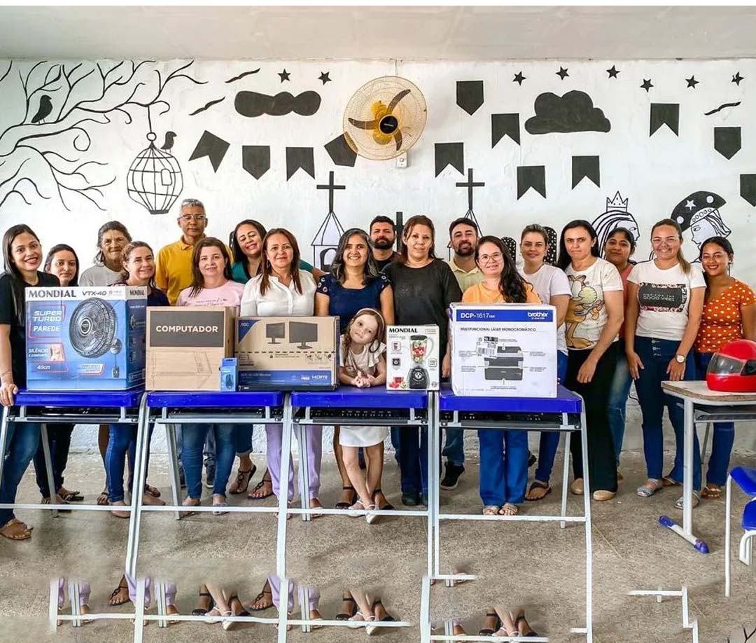 Secretária de Educação Maria do Socorro entrega equipamentos em escolas  - Imagem 1