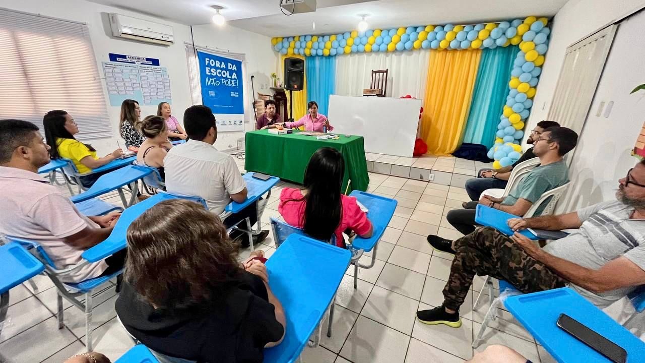 Prefeita Ivanária Sampaio confere kits com livros didáticos  - Imagem 2