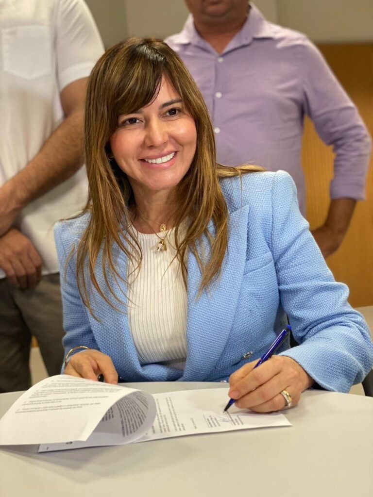 Prefeita de Esperantina assina convênio com a Caixa Econômica Federal - Imagem 1