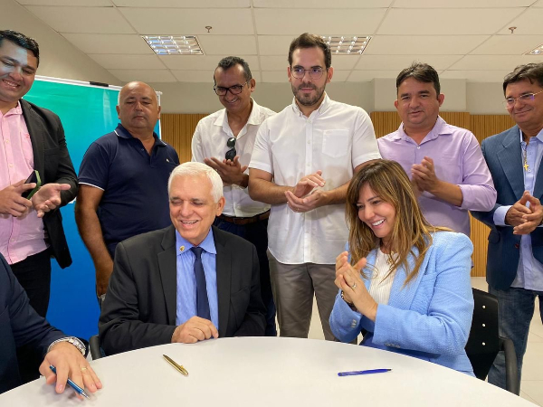 Prefeita de Esperantina assina convênio com a Caixa Econômica Federal