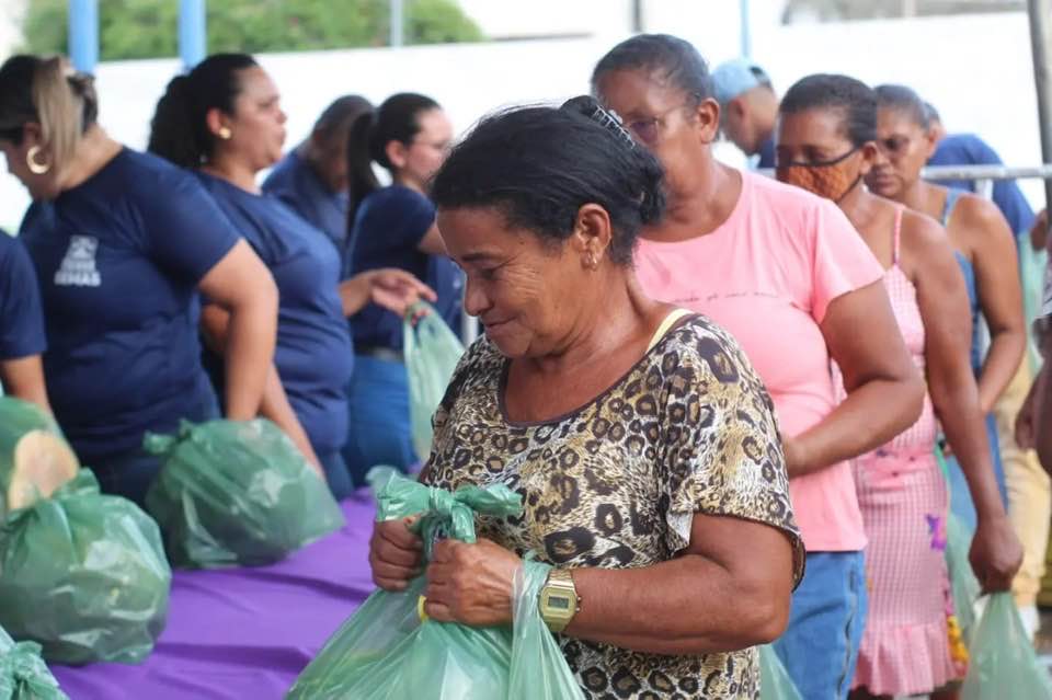 Prefeitura distribui peixes e kits de alimentos para famílias carentes - Imagem 2