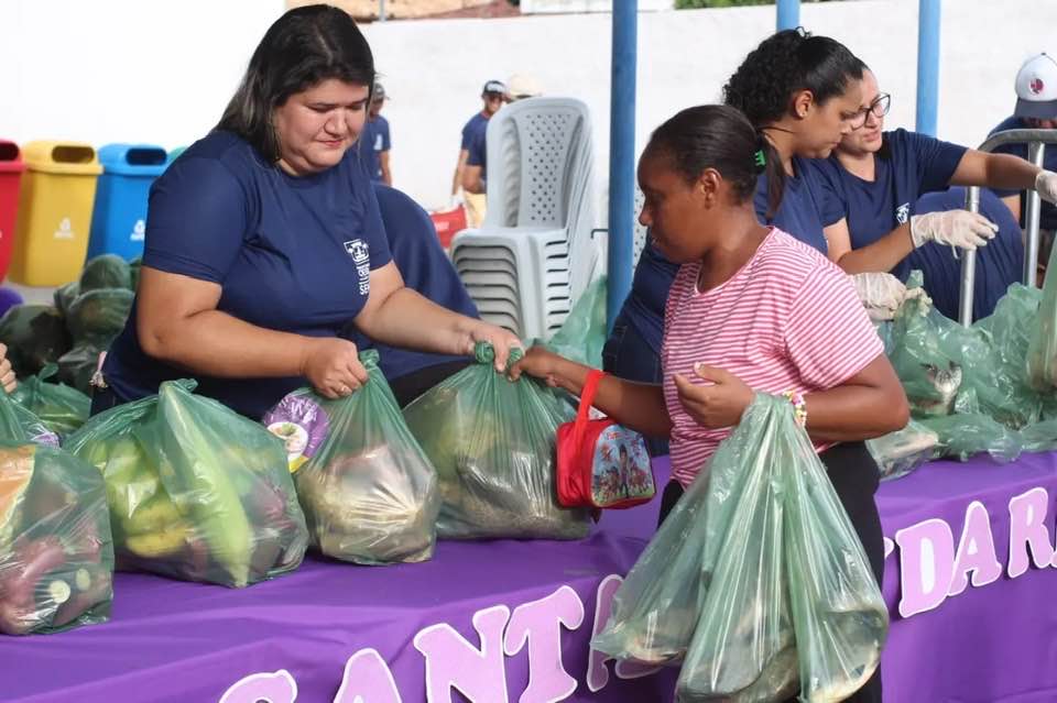 Prefeitura distribui peixes e kits de alimentos para famílias carentes - Imagem 1