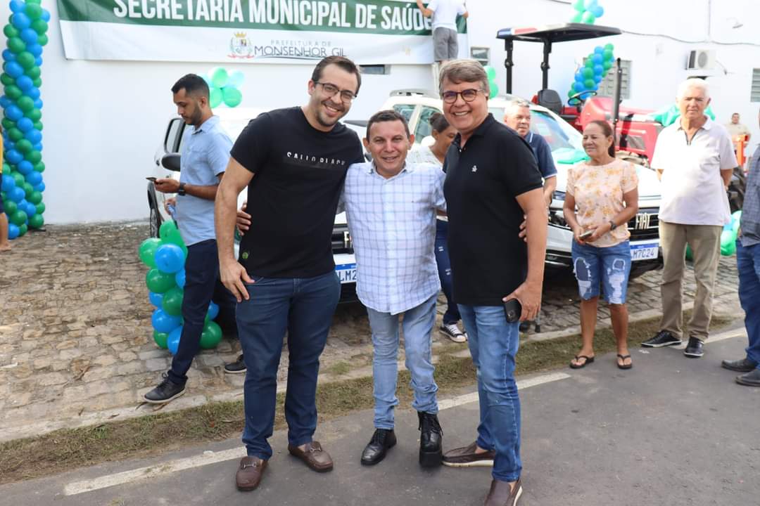 Prefeito João Luiz faz entrega de Veículos para Saúde e Agricultura - Imagem 1