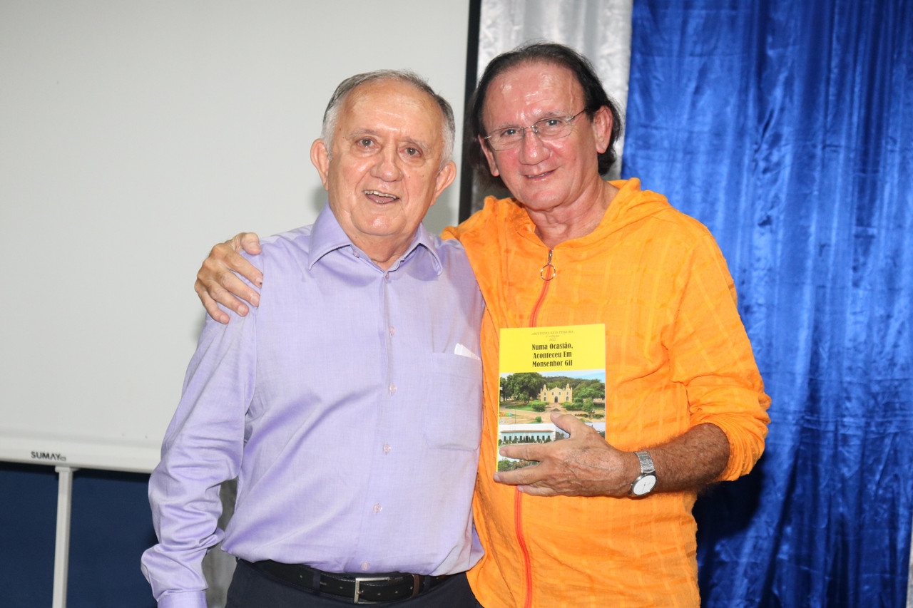 Dr Aristides Reis Pereira lança livro com autógrafos em Monsenhor Gil - Imagem 13