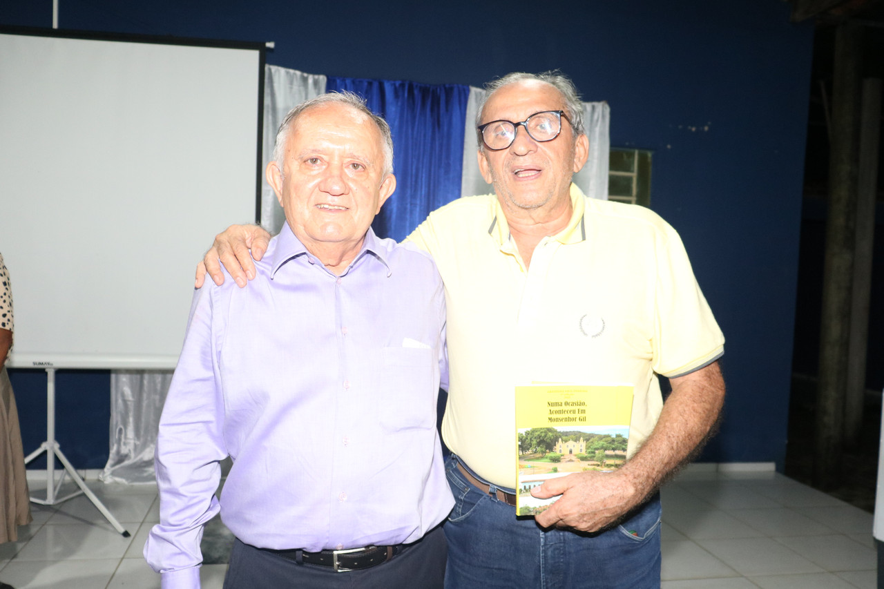 Dr Aristides Reis Pereira lança livro com autógrafos em Monsenhor Gil - Imagem 14