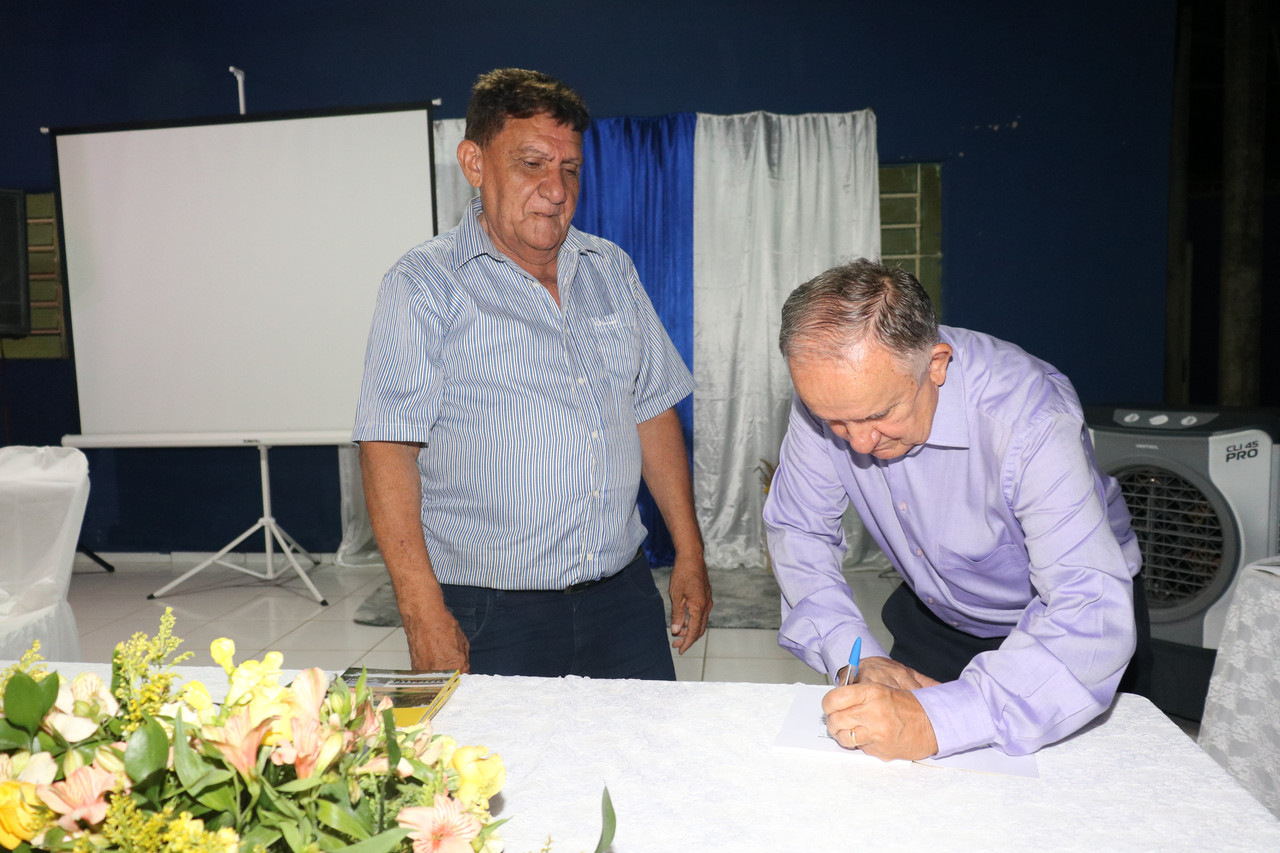 Dr Aristides Reis Pereira lança livro com autógrafos em Monsenhor Gil - Imagem 3