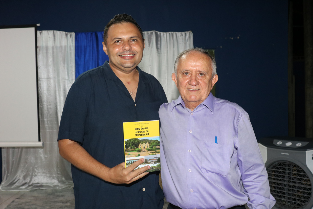 Dr Aristides Reis Pereira lança livro com autógrafos em Monsenhor Gil - Imagem 8