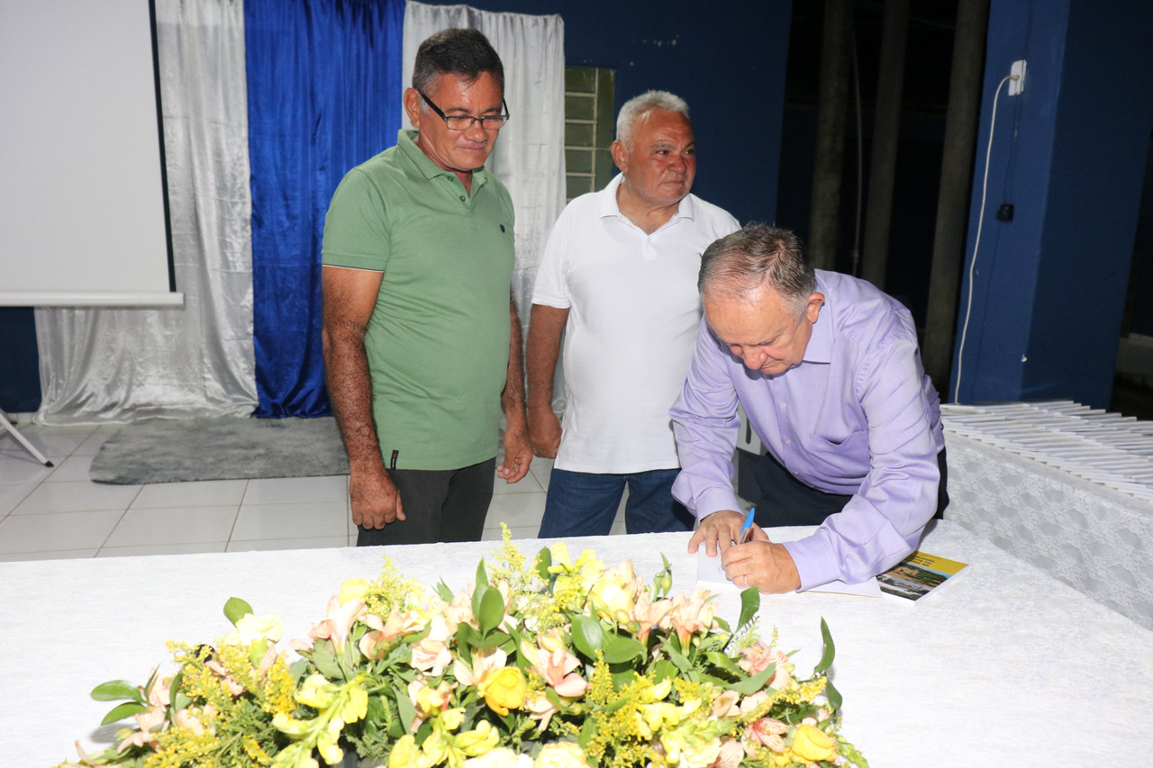 Dr Aristides Reis Pereira lança livro com autógrafos em Monsenhor Gil - Imagem 24