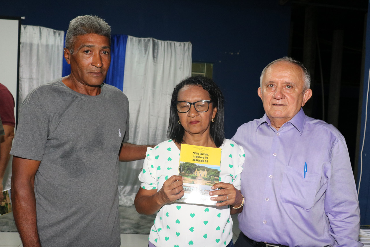Dr Aristides Reis Pereira lança livro com autógrafos em Monsenhor Gil - Imagem 19