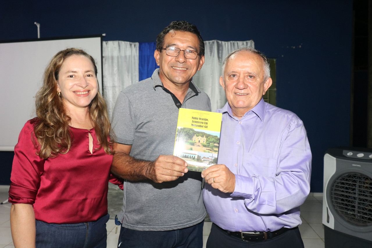 Dr Aristides Reis Pereira lança livro com autógrafos em Monsenhor Gil - Imagem 26