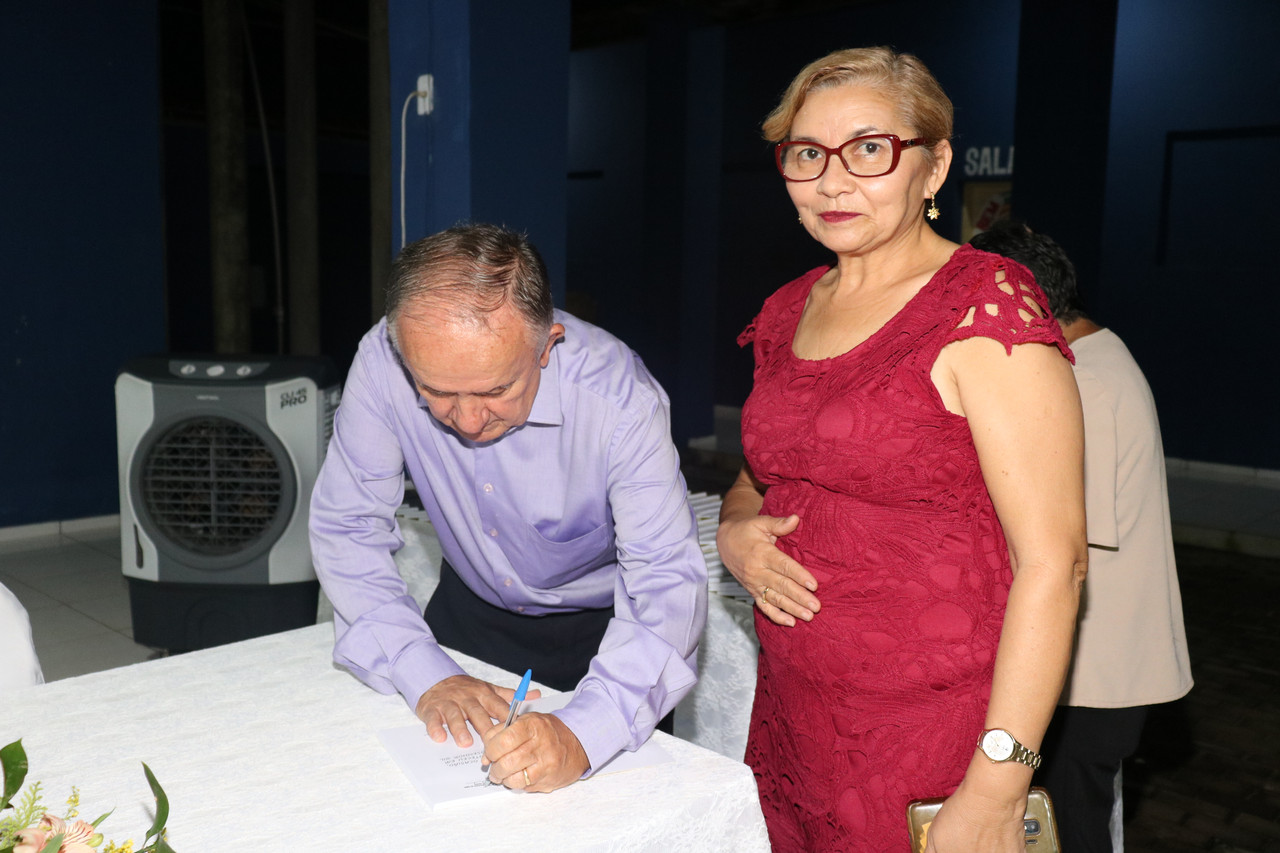 Dr Aristides Reis Pereira lança livro com autógrafos em Monsenhor Gil - Imagem 21