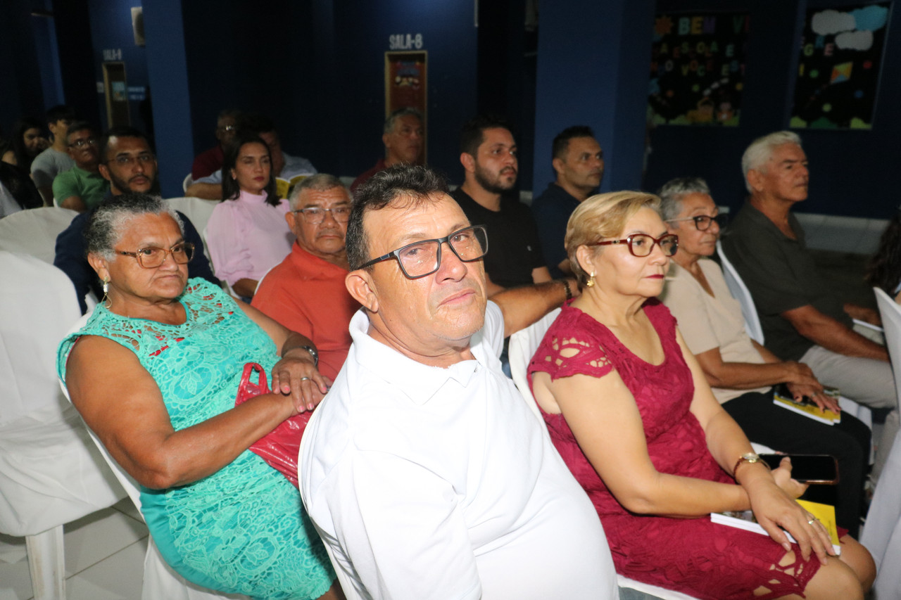 Dr Aristides Reis Pereira lança livro com autógrafos em Monsenhor Gil - Imagem 33