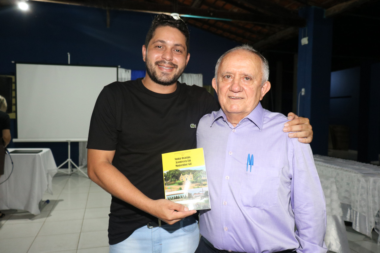 Dr Aristides Reis Pereira lança livro com autógrafos em Monsenhor Gil - Imagem 18