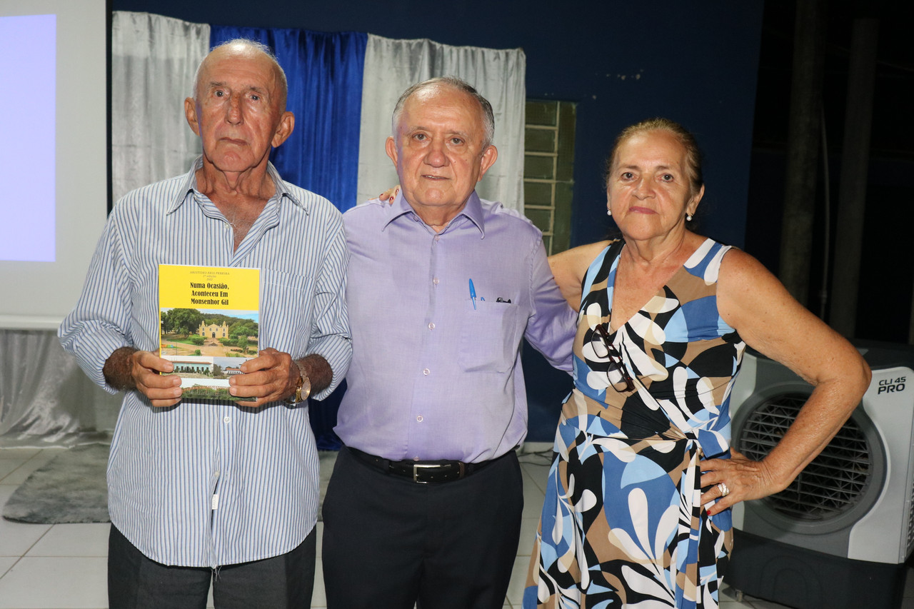 Dr Aristides Reis Pereira lança livro com autógrafos em Monsenhor Gil - Imagem 17