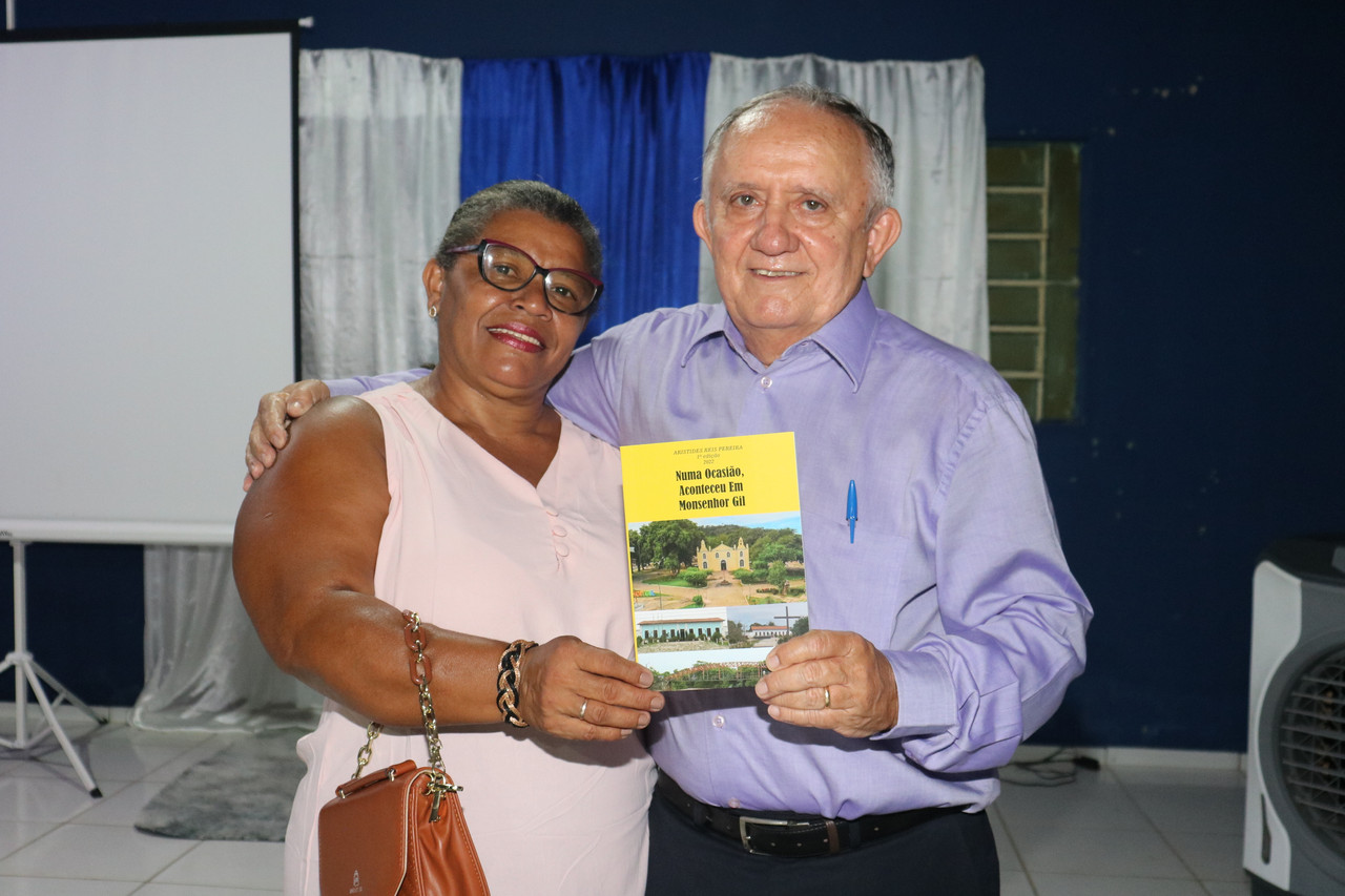 Dr Aristides Reis Pereira lança livro com autógrafos em Monsenhor Gil - Imagem 23