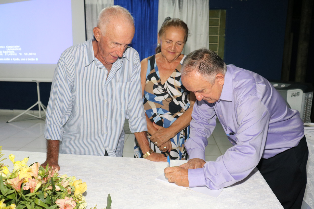 Dr Aristides Reis Pereira lança livro com autógrafos em Monsenhor Gil - Imagem 20