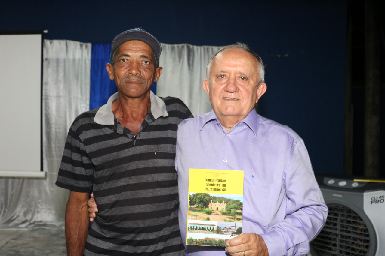 Dr Aristides Reis Pereira lança livro com autógrafos em Monsenhor Gil - Imagem 32