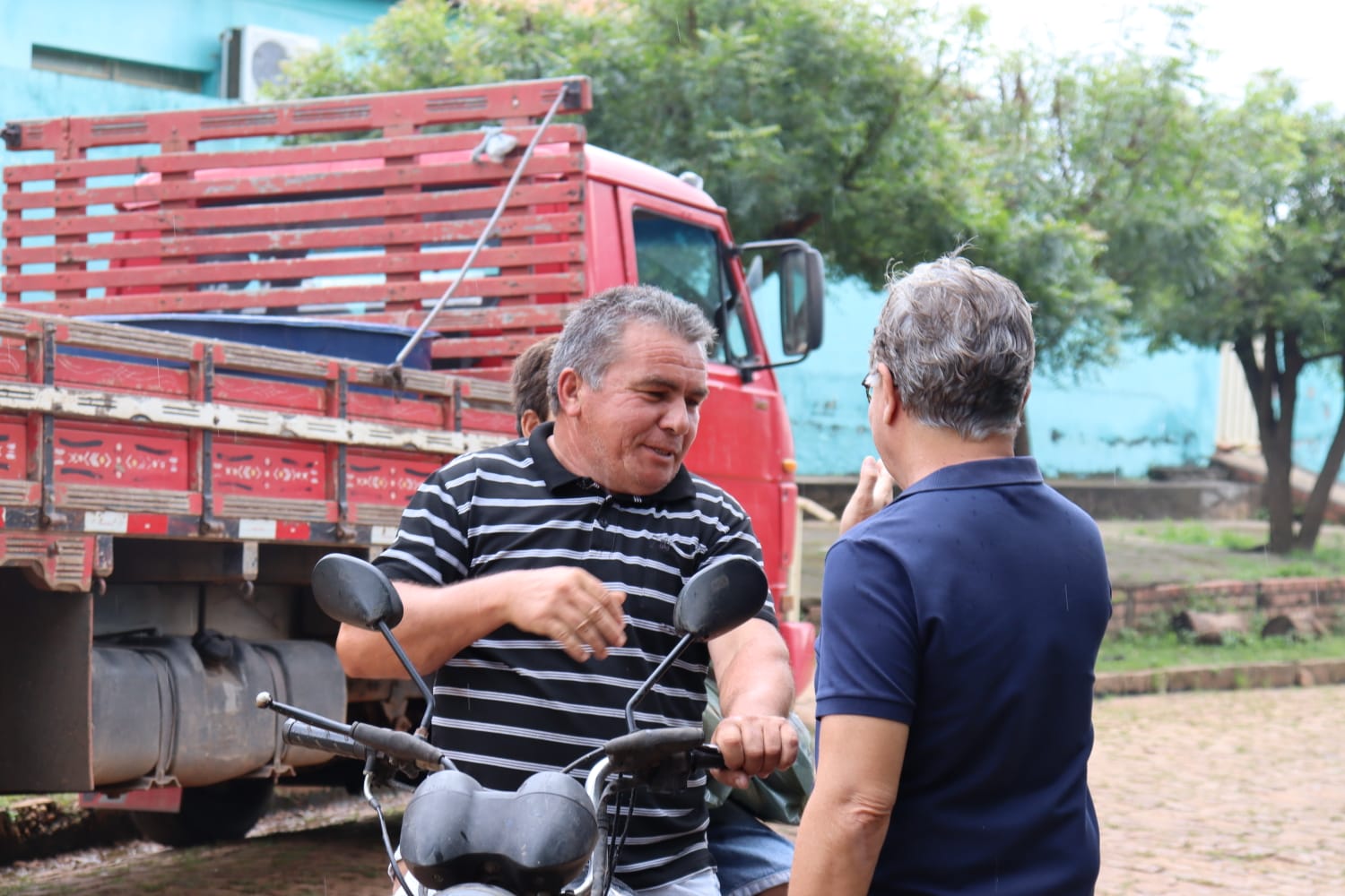 Em Monsenhor Gil centenas de famílias recebem peixes da prefeitura  - Imagem 28