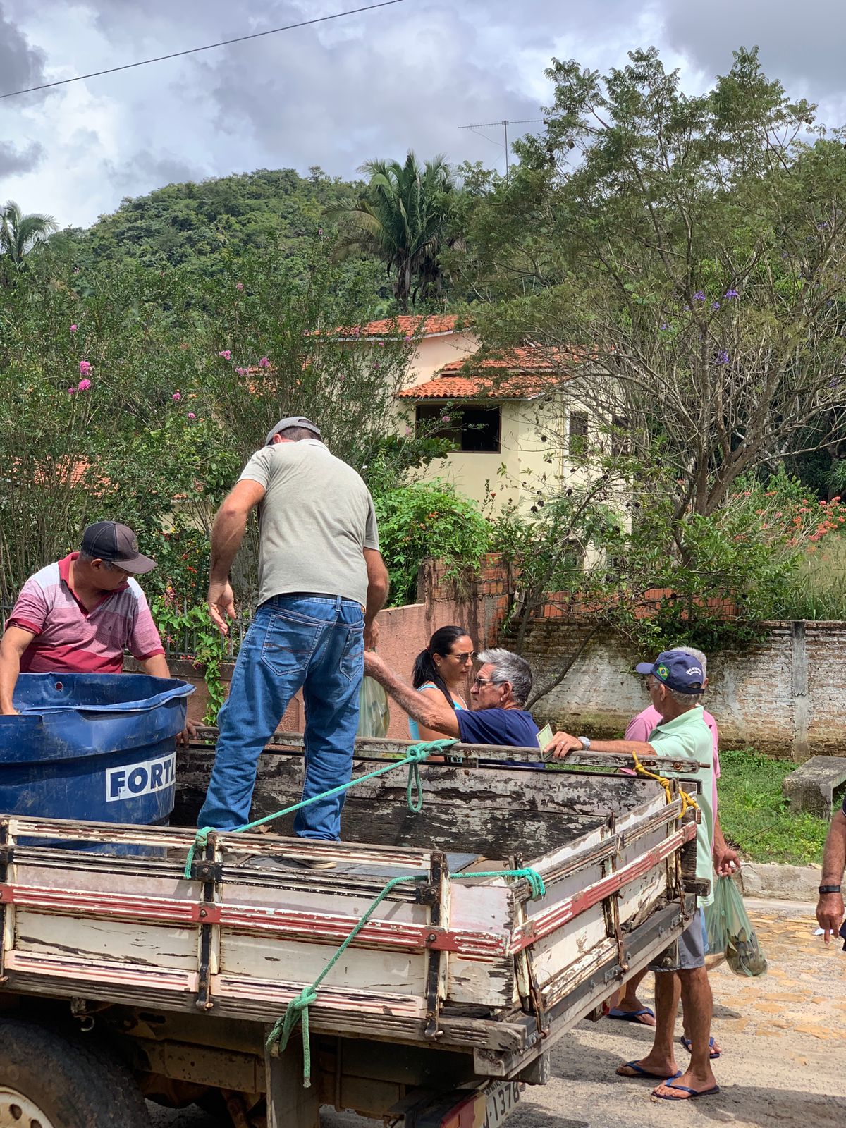 Em Monsenhor Gil centenas de famílias recebem peixes da prefeitura  - Imagem 37